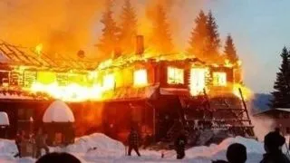 Incediu devastator: doua sute de elevi au fost scosi afara de urgenta