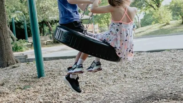 Spatiul de joaca din curte care aduce zambete si mai multa miscare
